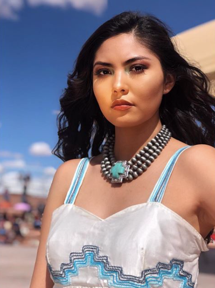 <a href="https://www.instagram.com/seshahorsecapture/">Sesha Horsecap</a> wearing the <a href="https://blendedgirl.com/collections/frontpage/products/asdzaan-glow" target="_blank" rel="noopener noreferrer">"Asdzaan Glow" highlighter</a> and <a href="https://www.instagram.com/p/BwNqY4Yh4_o/?utm_source=ig_web_copy_link" target="_blank" rel="noopener noreferrer">"Skoden" palette eyeshadow</a>