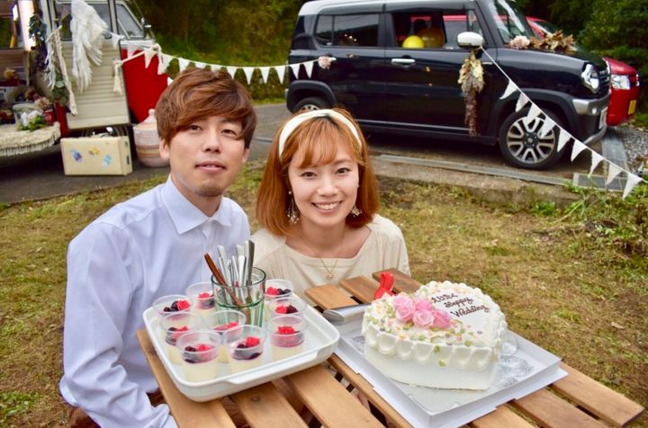 （左から）結婚１周年のパーティーにて、菅原拓也さん・菅原恵利さん