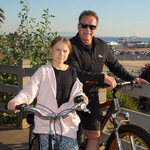 シュワルツェネッガーさん、グレタさんと共にサイクリングを楽しむ。「私の友人であり、ヒーローの1人」