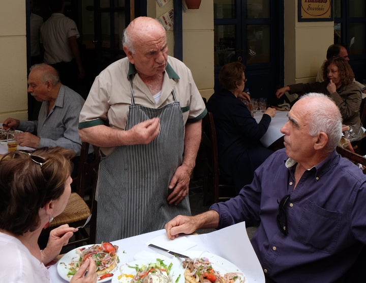 Εικόνα αρχείου από γνωστό σουβλατζίδικο στο Μοναστηράκι. Κάπως έτσι φαίνεται ότι συνεχίζεται και η ενασχόληση του πολιτικού κόσμου με το προσφυγικό/μεταναστευτικό.