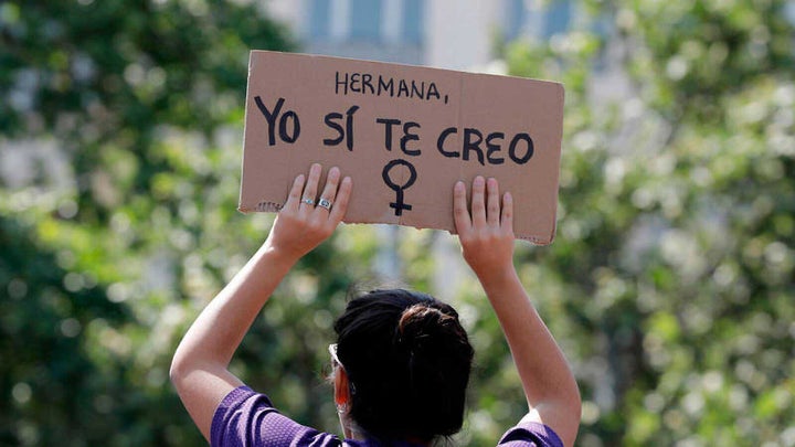 Pancarta en una manifestación contra las violaciones grupales.
