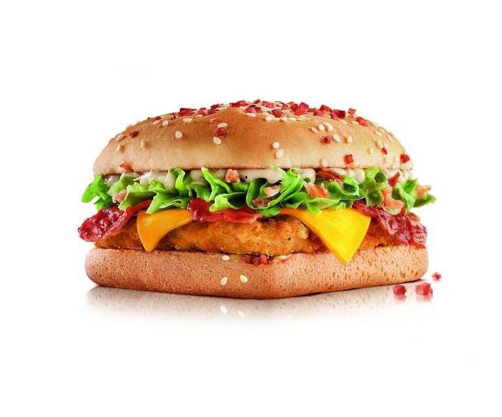 O famoso pão quadrado com frango empanado, cebola crispy, alface, bacon, queijo cheddar e molho CBO será vendido a partir de R$ 29,90 no combo. 