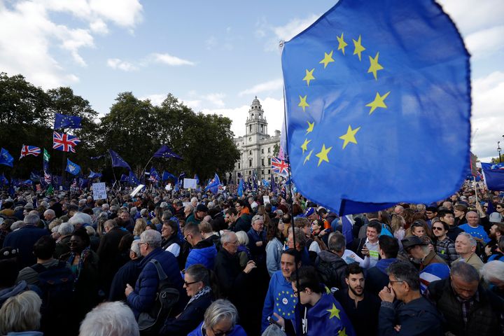 ロンドンの国会前の広場に集まるブレグジットに反対する人たち