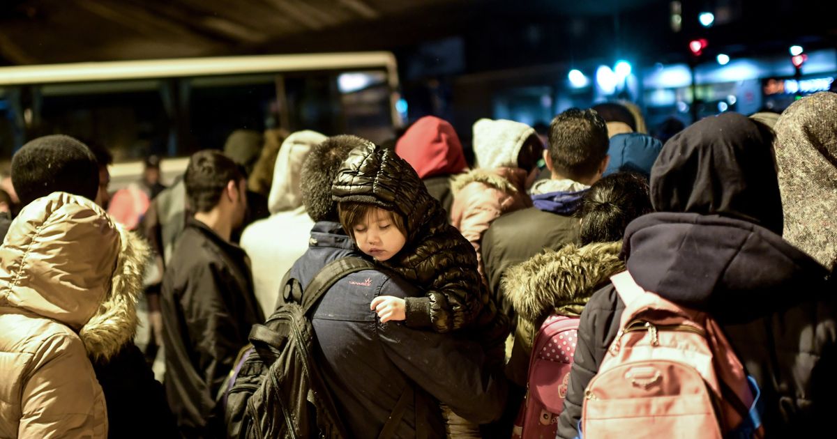 A Paris Des Camps De Migrants Pres De Porte De La Chapelle Evacues Le Huffpost