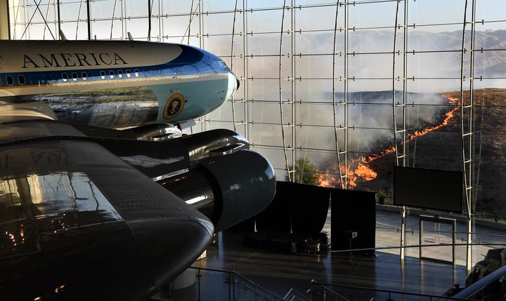 10月30日、大統領専用機「エアフォースワン」の展示場所から見える火の手 (Photo by Wally Skalij/Los Angeles Times via Getty Images)