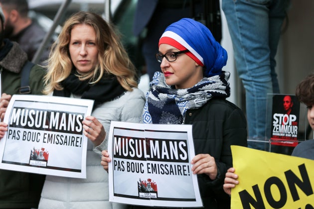 Des manifestants rassemblés devant le siège de la chaîne TV CNews à Boulogne-Billancourt,...