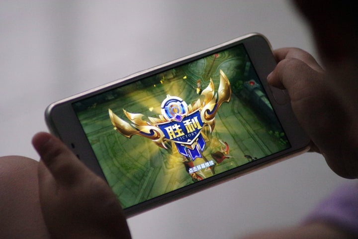 Le jeu mobile populaire “Honor of Kings” de <i>Tencent</i> sorti en 2016 avaient été fustigé pour ses caractéristiques favorisant la dépendance.