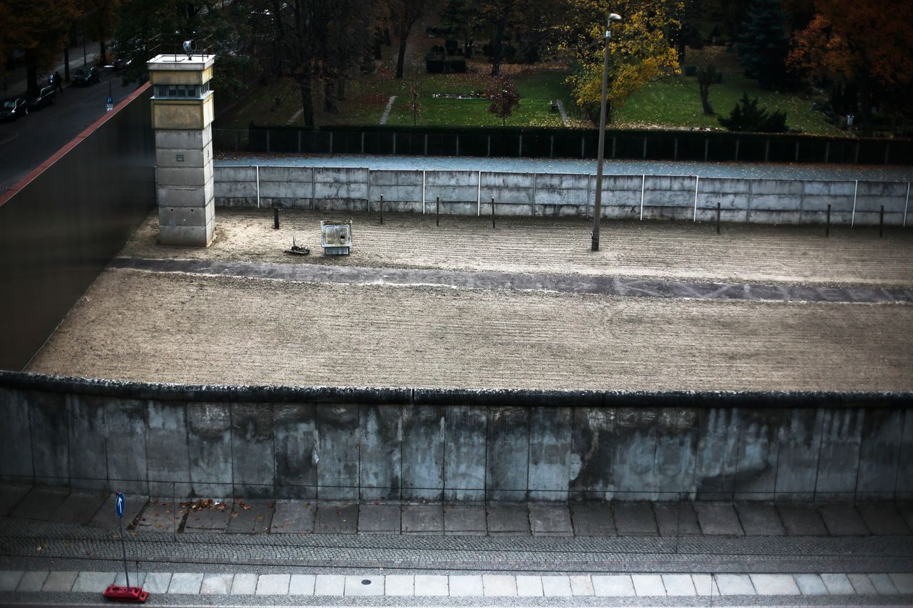 A section of the wall pictured in 2004, kept intact and showing the barricade consisted of two walls and a so-called 'death strip' in between where dogs patrolled and East-German border guards where allowed to use their weapons to stop people who tried to escape to the West. 