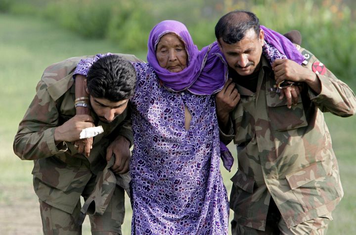 30 Ιουλίου 2010 - Πακιστανοί στρατιώτες βοηθούν ηλικιωμένη γυναίκα σε ένα χωριό που εκκενώνεται λόγω πλημμυρών.