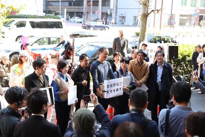 署名を届けるため文化庁に入館する前の「ReFreedom_Aichi」のメンバー