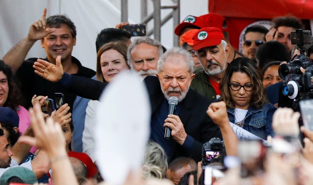 L'ancien président brésilien Luiz Inacio Lula da Silva a donné un discours après...