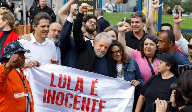 L'ancien président brésilien Luiz Inacio Lula da Silva à sa sortie de prison à...