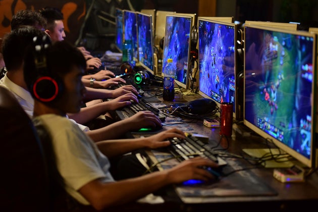夜間のオンラインゲーム 国が禁止します 中国政府が未成年のプレイ時間や課金を制限 ハフポスト