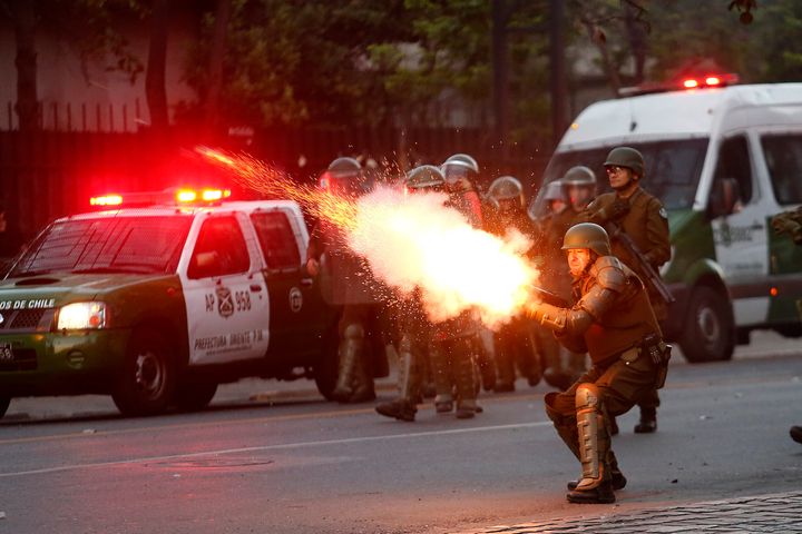 Policías antidisturbios en Santiago de Chile.