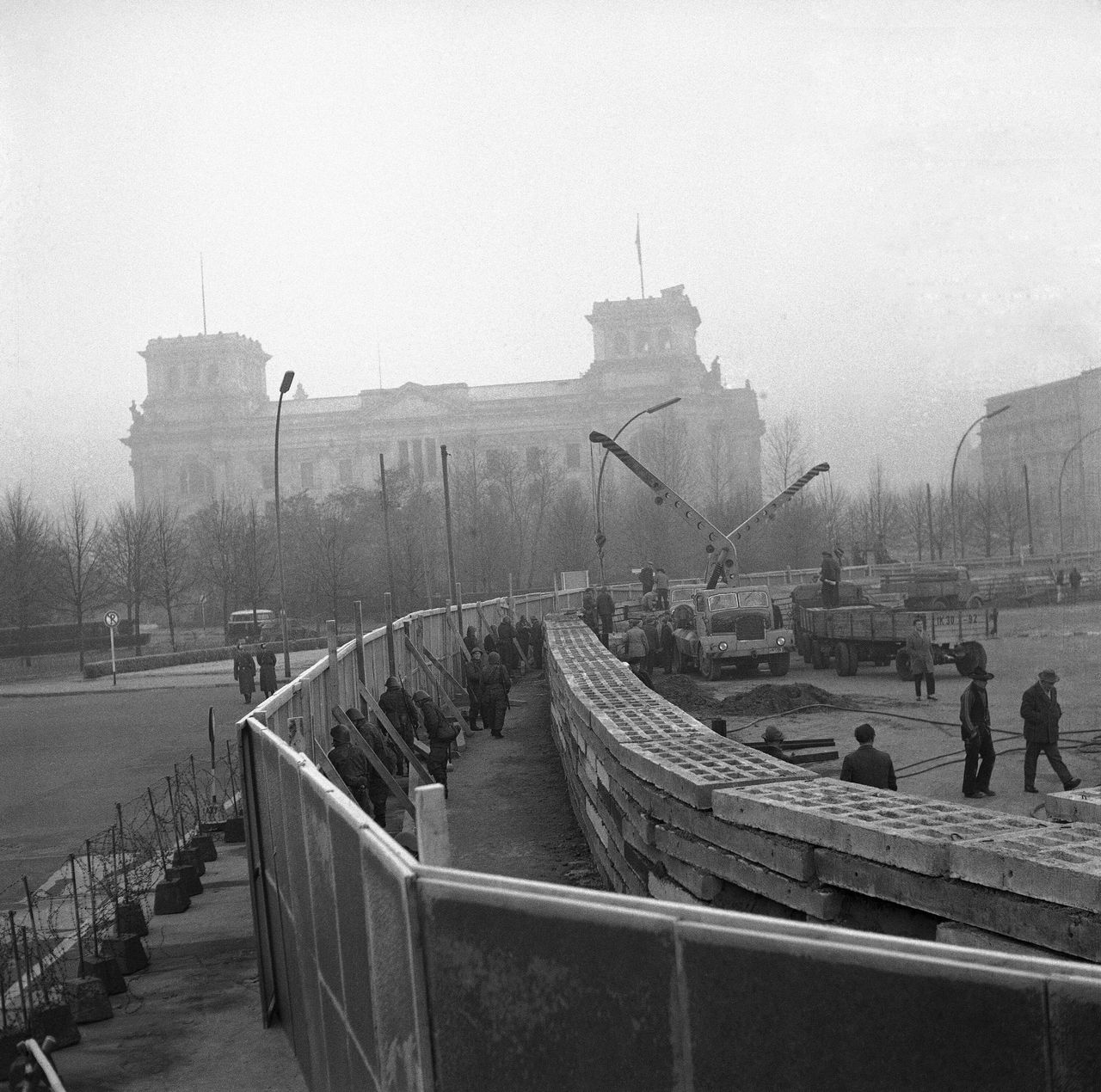 1961. Το Τείχος σηκώνεται.