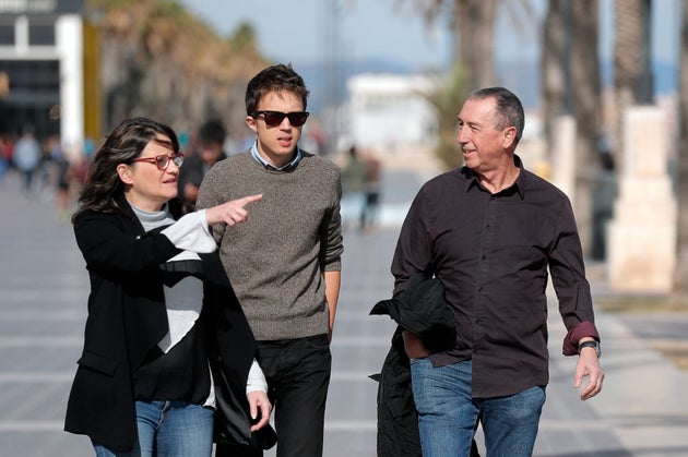Errejón pasea por la playa con Oltra y