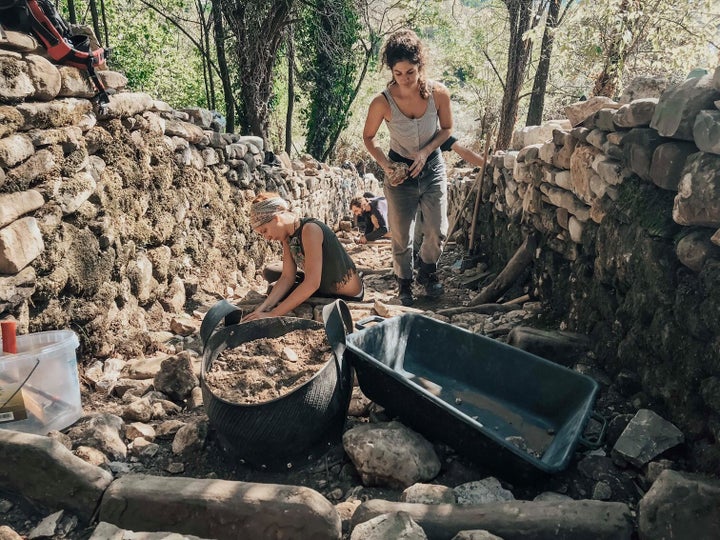 Εργασίες στο κατάστρωμα του καλντεριμιού