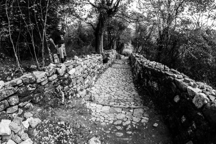 Ο δάσκαλος- πετράς Δημήτρης Φώτης μετά την ολοκλήρωση τμήματος του καλντεριμιού.