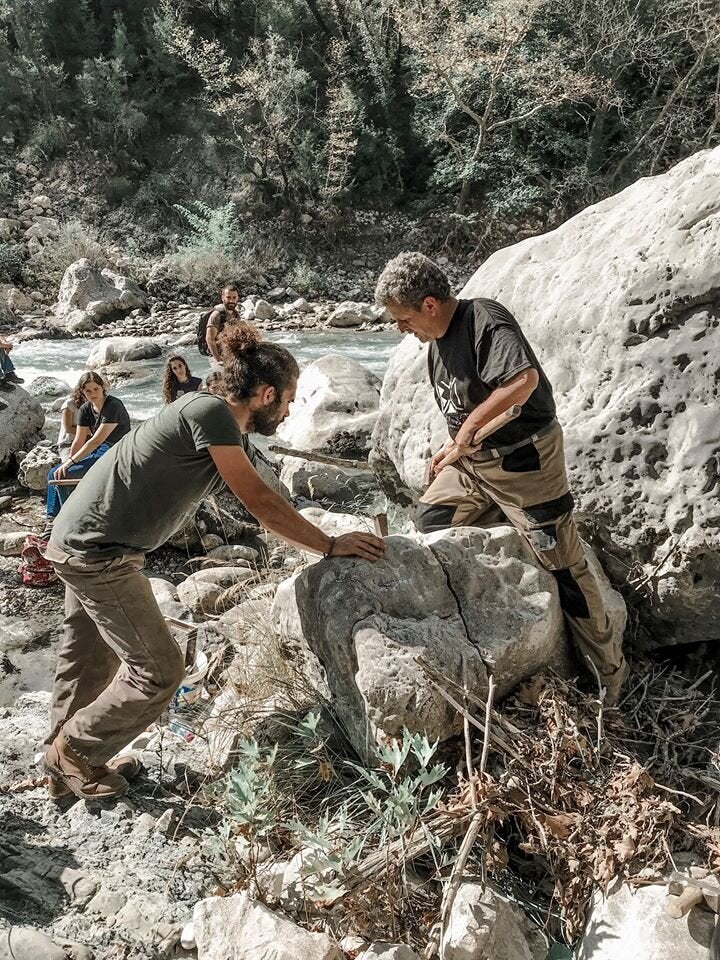 Βάζοντας σφήνες για να ανοίξει ο βράχος στη διάρκεια της εξόρυξης.