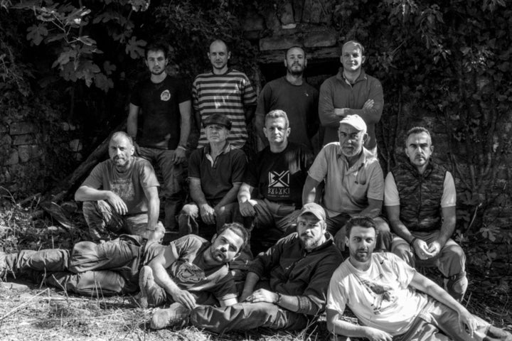 Δάσκαλοι και μαθητές του "Μπουλουκιού" ποζάρουν σαν ένα μπουλούκι μαστόρων του παρελθόντος.