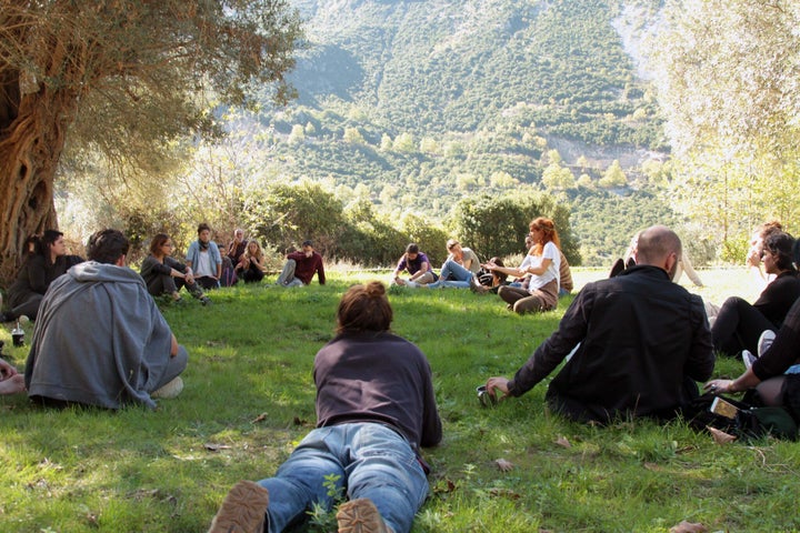 Διαδραστική παρουσίαση της Παναγιώτας Ανδριανοπούλου, εκπροσώπου της UNESCO, έξω από τη Μονή Μουχουστίου στην Πλάκα.