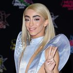 Bilal Hassani fait sensation en robe sur le tapis rouge des NRJ Music