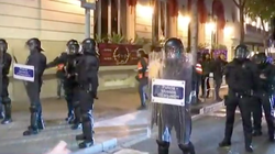 Manifestantes encapuchados lanzan objetos a la Policía en