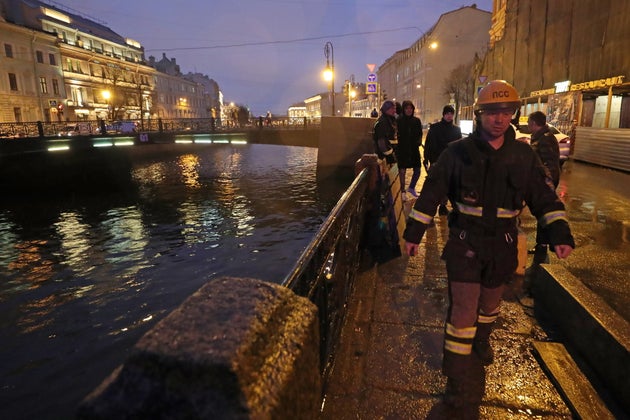 Des agents de recherche et sauvetage de la rivière Moika, près d'un immeuble où...