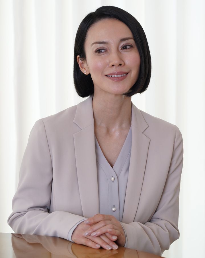 中谷美紀さんが主演を務めるドラマ『ハル〜総合商社の女〜』は、本作のプロデューサーである栗原美和子さんの実体験に基づいている