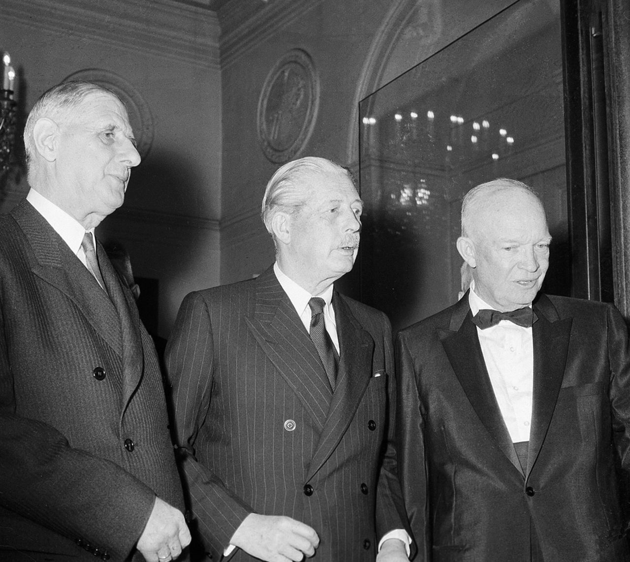 17 Μαΐου 1960 - Ο ντε Γκώλ (αριστερά) στο κέντρο ο Βρετανός πρωθυπουργός Μακμίλαν και δεξιά ο αμερικανός πρόεδρος Άιζενχάουερ. Ο Ντε Γκώλ για δεύτερη φορά άσκησε βέτο όσον αφορά την ένταξη της Μ.Β. στην ΕΟΚ.