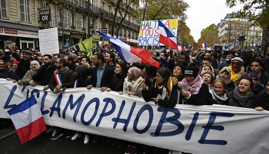 Boudée par une partie de la gauche, la marche contre l’islamophobie réunit 13.500 personnes à