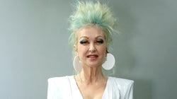 「メガネのお陰で私はより効率的に仕事ができる」シンディ・ローパー　差別と戦う日本人女性を支持