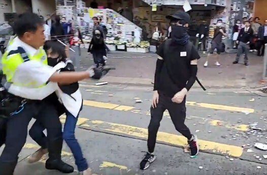 Χονγκ-Κονγκ: Αστυνομικός πυροβολεί διαδηλωτή, διαδηλωτές πυρπολούν