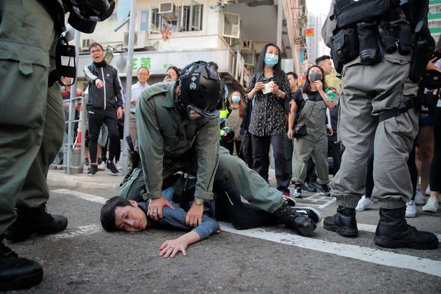 Χονγκ-Κονγκ: Αστυνομικός πυροβολεί διαδηλωτή, διαδηλωτές πυρπολούν