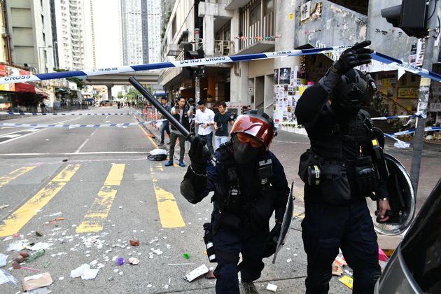 Un policier tirer à balles réelles sur un manifestant à Hong