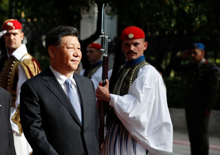 O Κινέζος πρόεδρος Σι Τζινπίνγκ επιθεωρεί το άγημα των ευζώνων στην Ηρώδου Αττικού, όπου τον υποδέχθηκε ο Πρόεδρος της Δημοκρατίας Προκόπης Παυλόπουλος