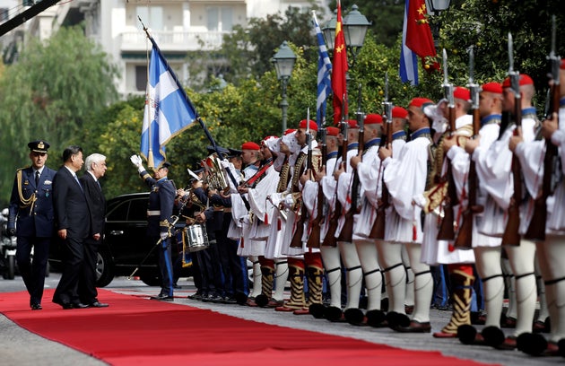 Το κόκκινο χαλί στην Ηρώδου Αττικού και η επιθεώρηση αγήματος από τους δύο Προέδρους.