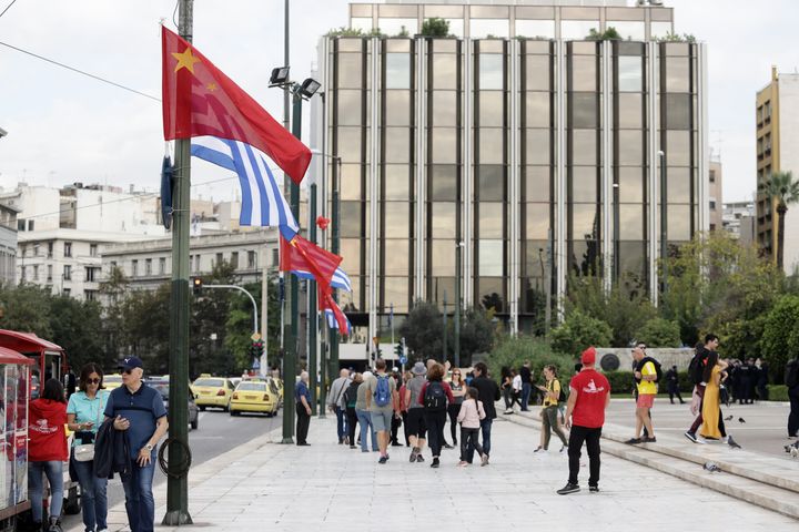 Η Αθήνα σημαιοστολίστηκε για να υποδεχθεί έναν από τους ισχυρότερους σύγχρονους ηγέτες του κόσμου. Η γαλανόλευκη κυματίζει στο Σύνταγμα πλάι στην κόκκινη σημαία με τα κίτρινα αστέρια - σύμβολο της Κίνας.