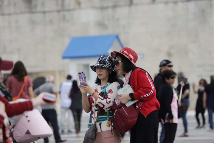 Και ...σέλφι από Κινέζες τουρίστριες, εν αναμονή του Σι Τζινπίνγκ στο Σύνταγμα.