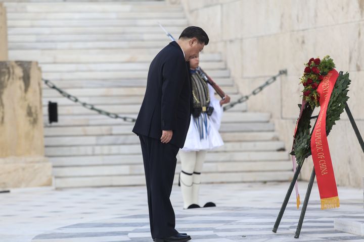 Η στιγμή της υπόκλισης του Σι Τζινπίνγκ στο Μνημείο του Αγνωστου Στρατιώτη, πο προκάλεσε εντύπωση.