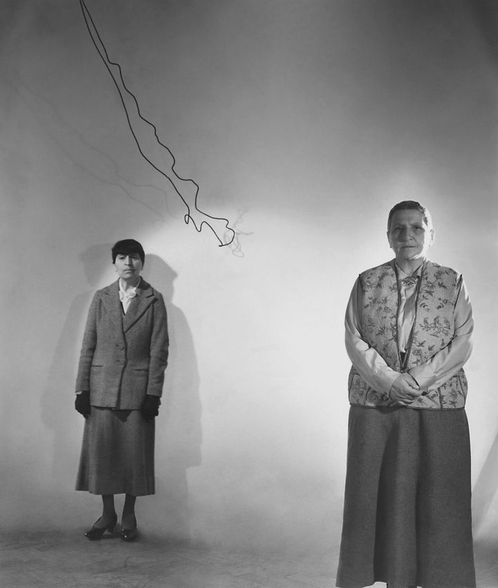 Η Γερτρούδη Στάιν (δεξιά) και η Άλις Τόκλας (αριστερά, στο βάθος) ποζάρουν για τη Vogue (1951)