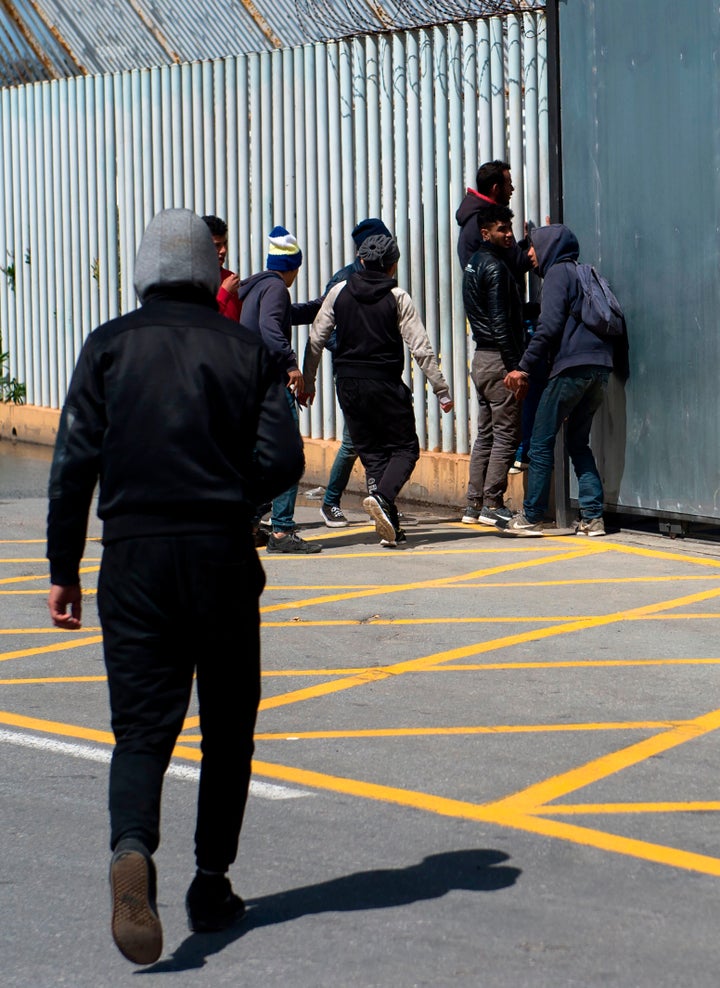 Un grupo de jóvenes migrantes, en el Puerto de Ceuta, en una imagen de 2018.