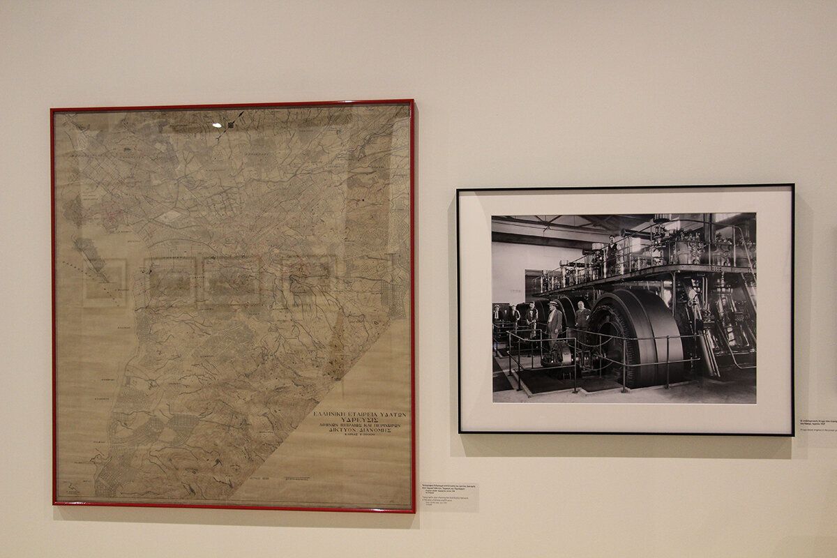 Αριστερά: τοπογραφικό διάγραμμα αποτύπωσης του δικτύου διανομής σε Αθήνα, Πειραιά και περίχωρα Δεξιά: Ντιζελομηχανες Krupp στον ηλεκτροπαραγωγικο σταθμό στο Καστρί, περίπου 1927
