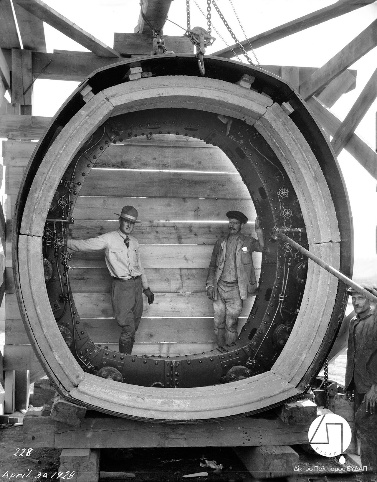 Μηχανικός και εργάτης του έργου φωτογραφίζονται στο μεγάλο μεταλλικό δακτύλιο που χρησιμοποιήθηκε για την κατασκευή της Σήραγγας του Μπογιατίου, 1928