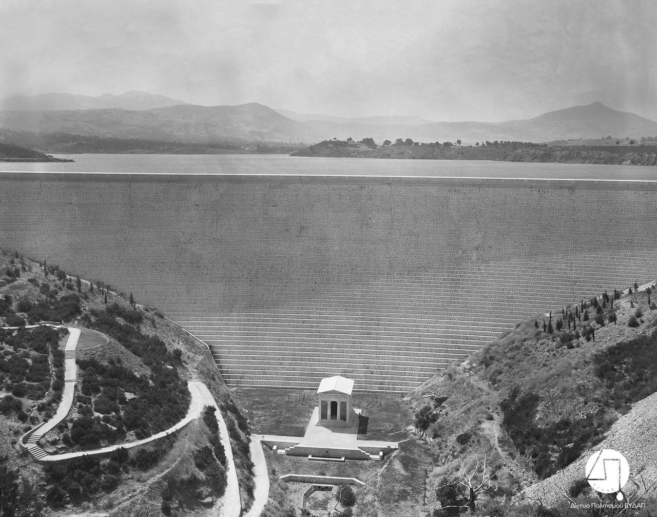 Άποψη του Φράγματος και του κτίσματος, αντιγράφου του Θησαυρού των Αθηναίων, περίπου 1931