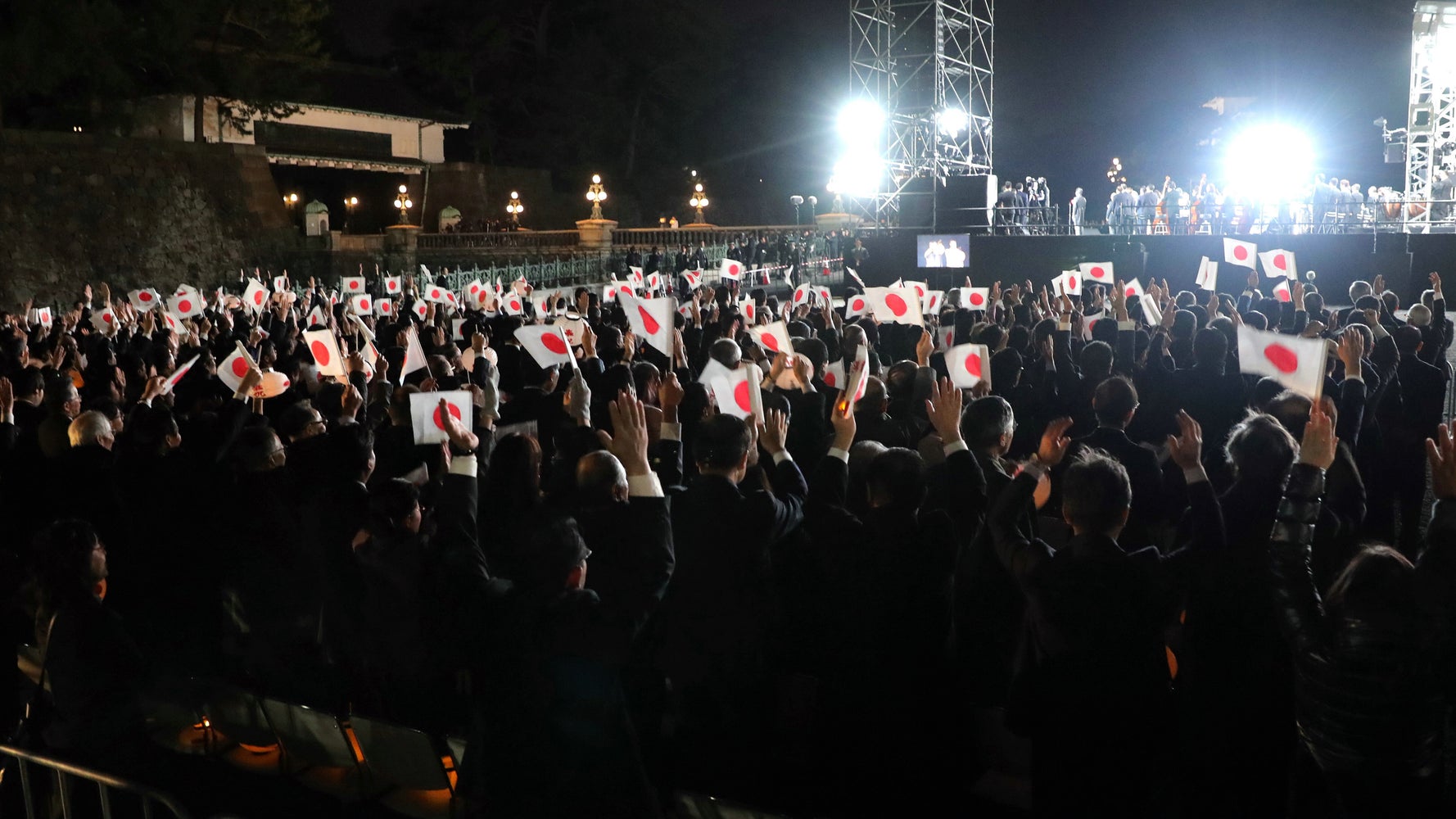 国民祭典 の会場アナウンスで万歳三唱を計15回 運営側は 予定通りです ハフポスト 国民祭典 の会場アナウンスで万歳三唱を計15回 運営側は 予定通りです ハフポスト