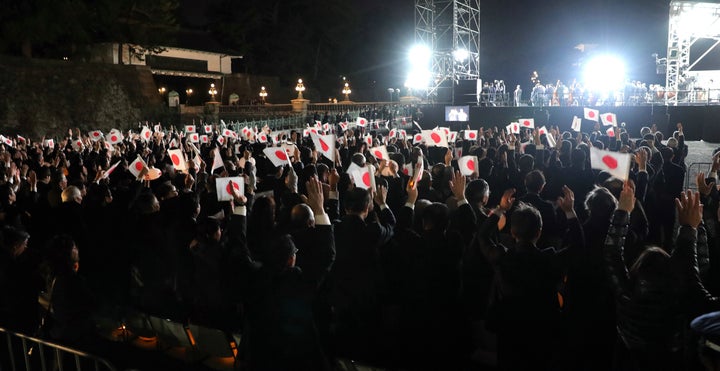 天皇陛下の即位を祝う「国民祭典」で天皇、皇后両陛下に万歳三唱する集まった人たち＝９日、東京都千代田区［代表撮影］