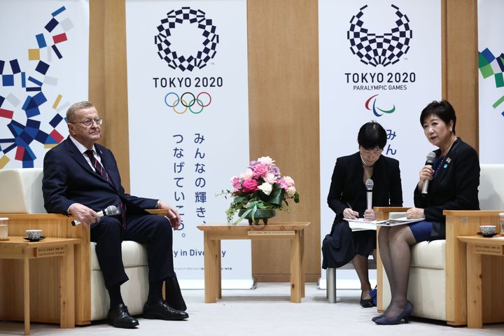 東京都から北海道札幌市に会場が変更となった陸上（マラソン）のチケットは、今回の第2次抽選は対象外だ。（写真左）IOCのジョン・コーツ調整委員長と（写真右）小池百合子東京都知事