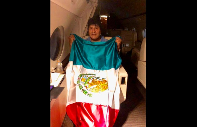 Morales lascia la Bolivia, trova asilo in Messico: "Ma tornerò più forte"