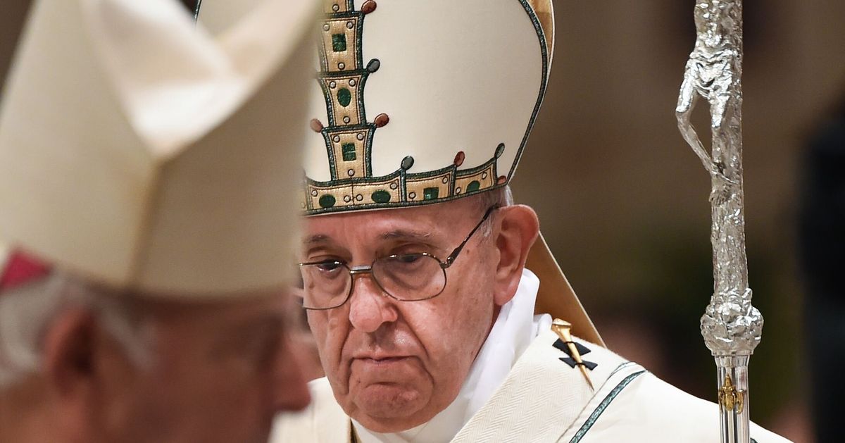 Cento studiosi contro il Papa: "Ha compiuto atti sacrileghi, rischia la dannazione eterna" - L'HuffPost